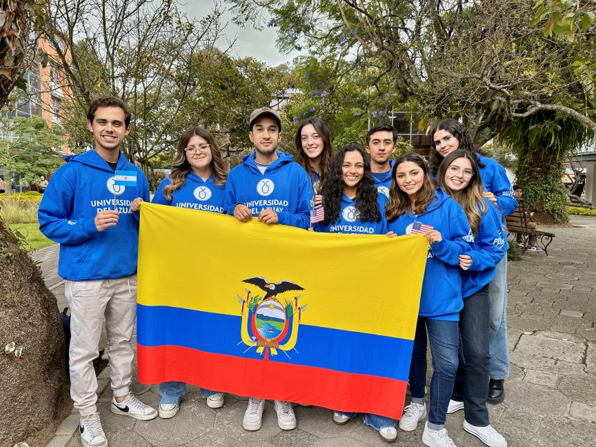 Entrega de casacas institucionales a estudiantes de Movilidad Internacional de la Universidad del Azuay