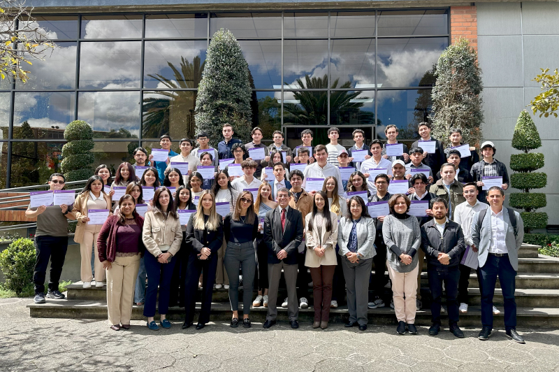 Entrega de certificados a los ganadores del concurso Póster Académico III Edición y PumaQuest 2025
