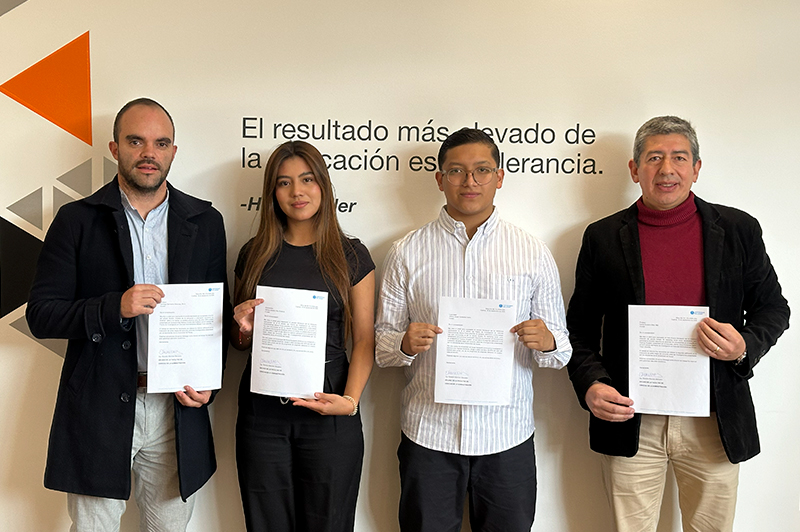 Graduados de la Facultad reciben reconocimiento por su participación en el IV Premio de Investigación Alfonso Troya Jaramillo